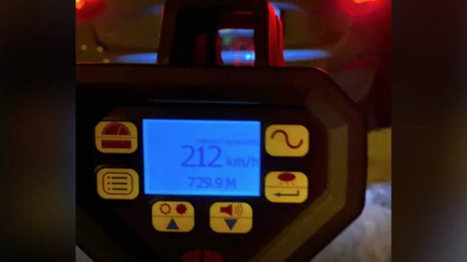 Χειροπέδες σε οδηγό που έτρεχε με 212 χλμ./ώρα στην Π. Υμηττού